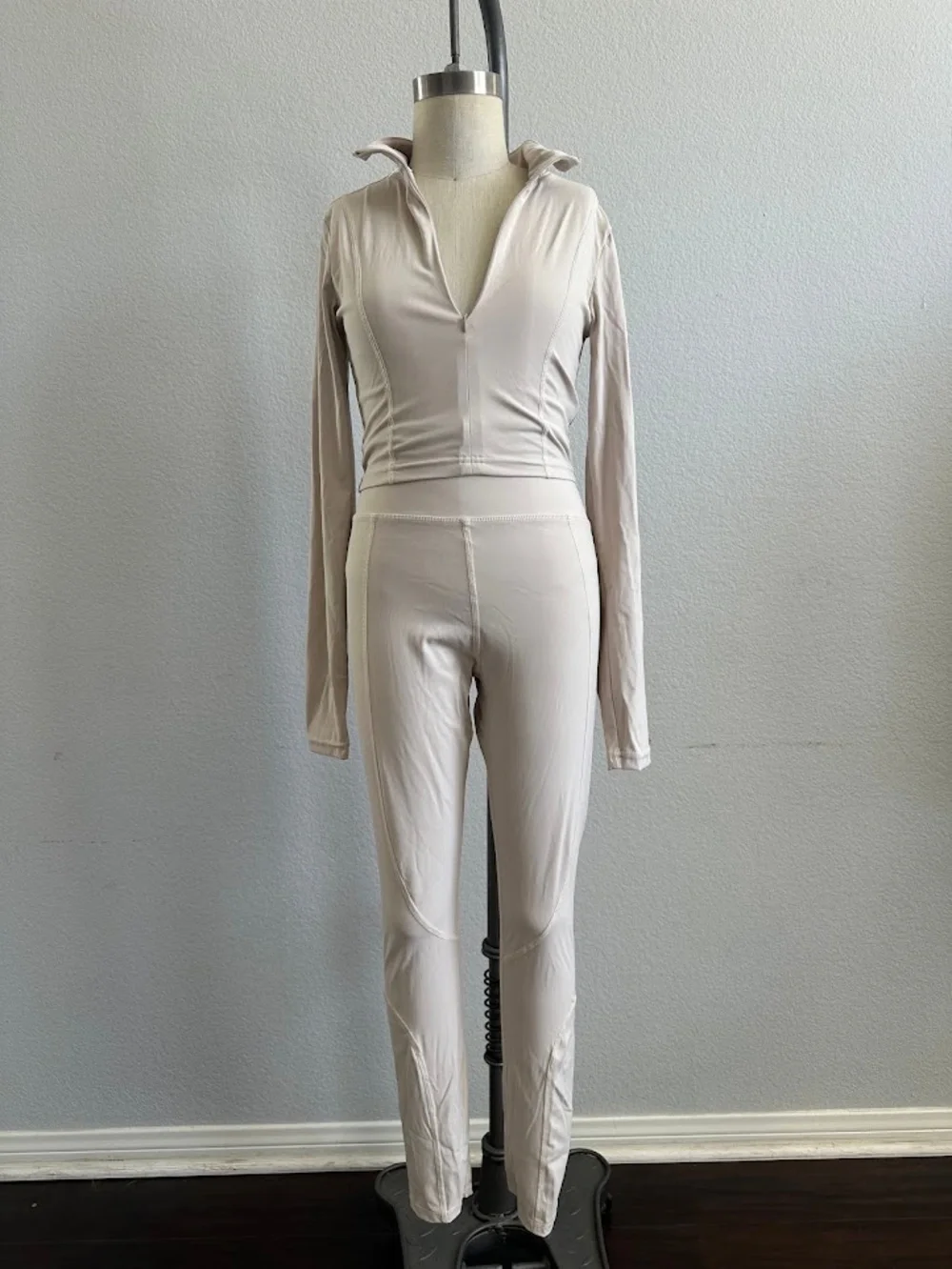 PrettyLittleThing Activewear Set Zip Front Crop Top Leggings Beige Size 2